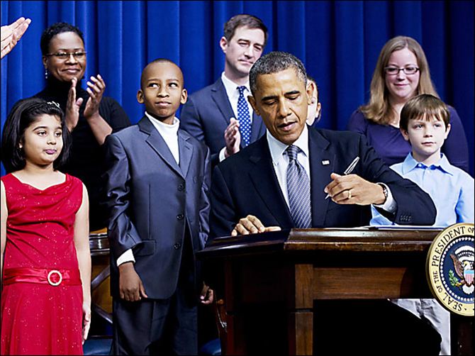 Barack Obama surrounds self with children for gun control