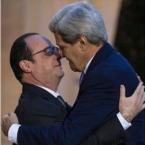 Kerry and Hollande kiss
