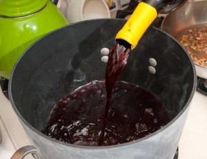 Wine-pour-into-pot_2935