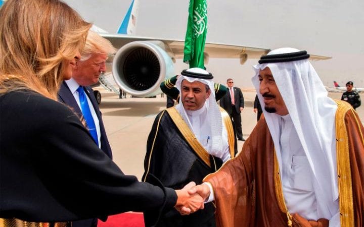 Melania greeted with handshake in Saudi Arabia